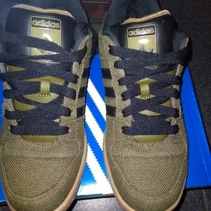 Adidas men's olive green linen bubble gum bottom sneakers
